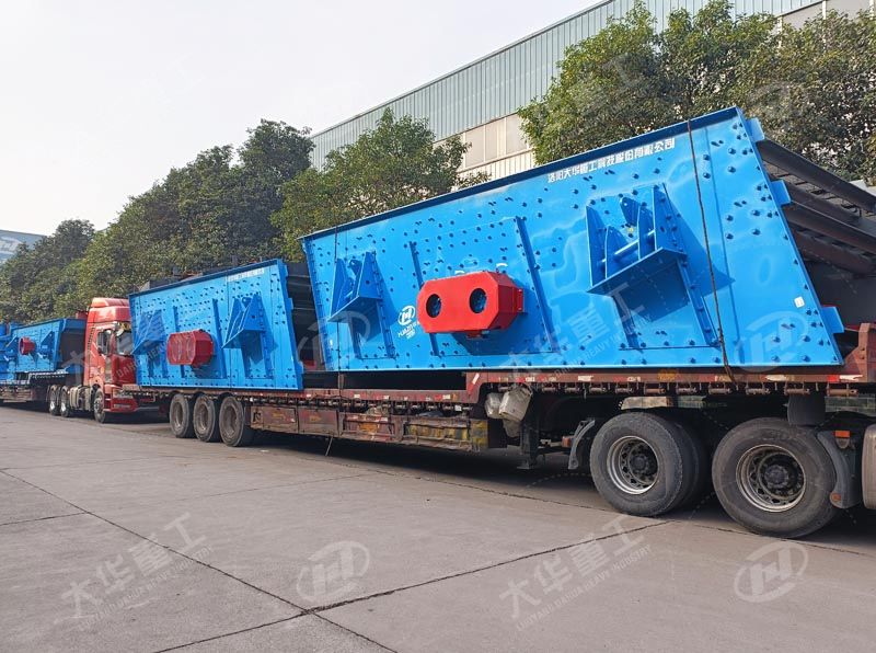 立式復(fù)合破碎機及大型振動篩發(fā)往廣西柳州