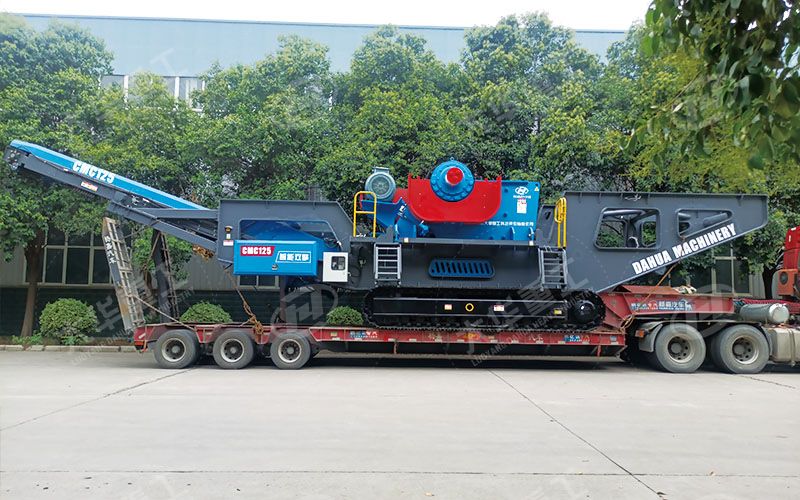 大華重工履帶移動(dòng)顎式破碎站順利發(fā)往現(xiàn)場(chǎng)